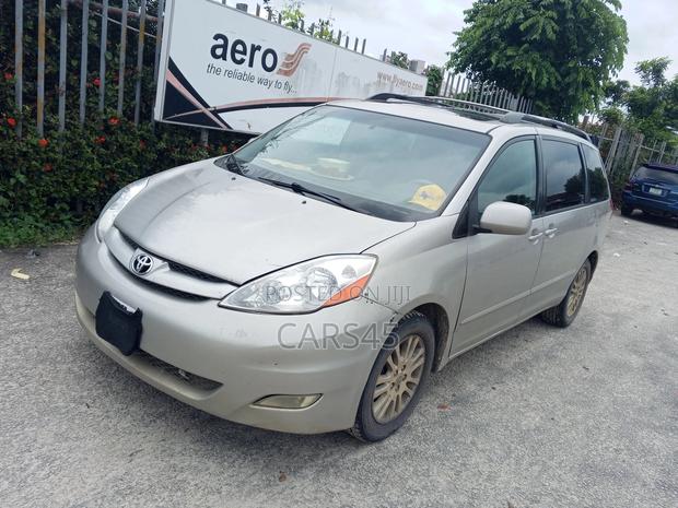 Toyota Sienna XLE AWD 2008 Gold
