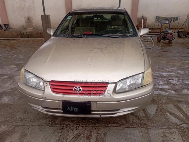 Toyota Camry 2000 Gold