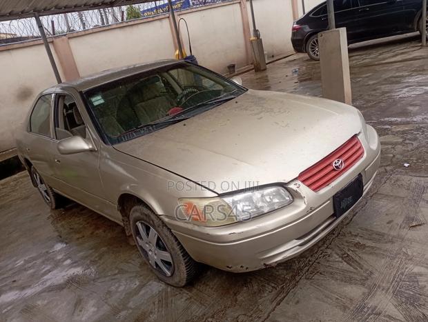 Toyota Camry 2000 Gold