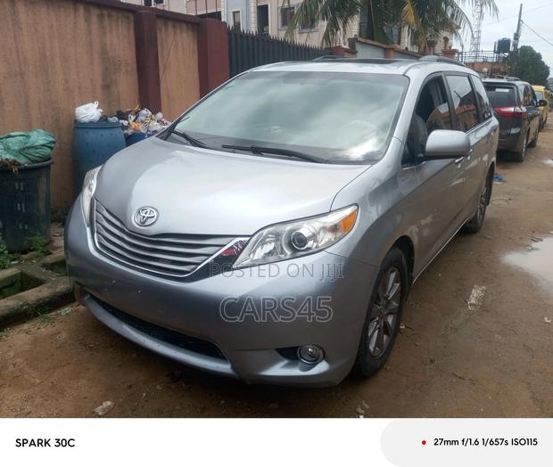 Toyota Sienna 2011 Silver