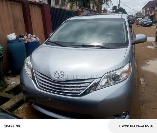 Toyota Sienna 2011 Silver