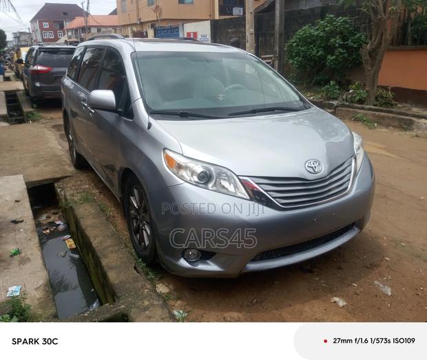 Toyota Sienna 2011 Silver