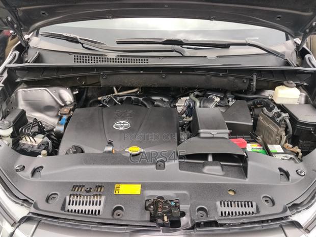 Toyota Highlander SE 4x4 V6 (3.5L 6cyl 8A) 2017 Gray