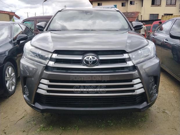 Toyota Highlander SE 4x4 V6 (3.5L 6cyl 8A) 2017 Gray
