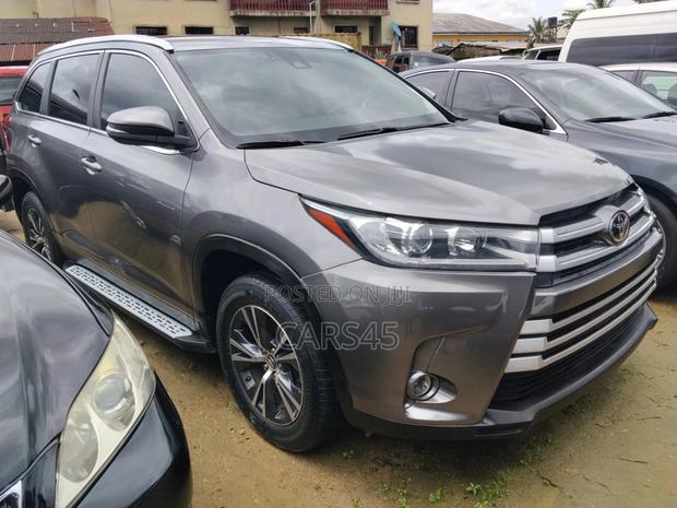 Toyota Highlander SE 4x4 V6 (3.5L 6cyl 8A) 2017 Gray