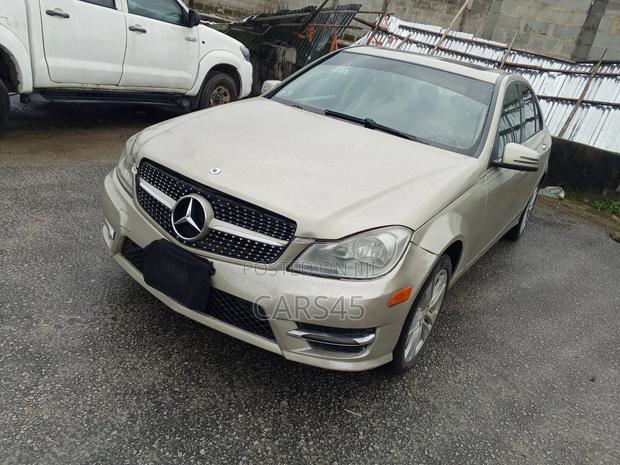Mercedes-Benz C300 Luxury 4Matic Sedan AWD (3.0L 6cyl 7A) 2012 Gold