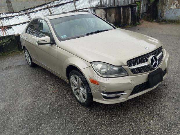 Mercedes-Benz C300 Luxury 4Matic Sedan AWD (3.0L 6cyl 7A) 2012 Gold