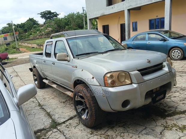 Nissan Frontier 2004 Gray