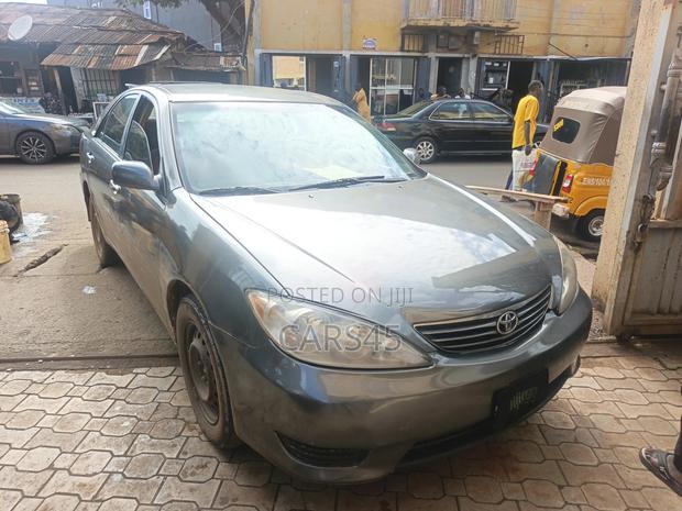 Toyota Camry 2005 Gray