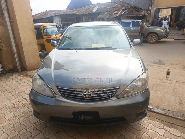 Toyota Camry 2005 Gray