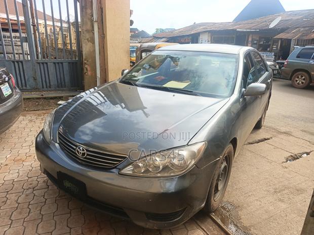 Toyota Camry 2005 Gray