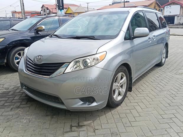 Toyota Sienna 2013 Silver