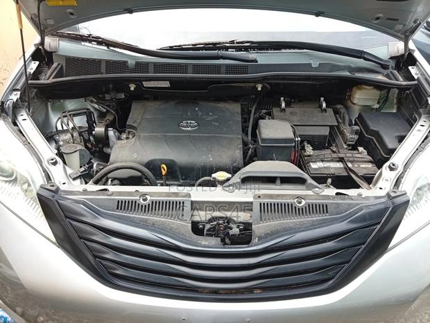 Toyota Sienna 2012 Silver