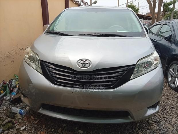Toyota Sienna 2012 Silver