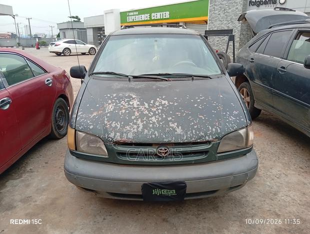 Toyota Sienna 1999 Blue