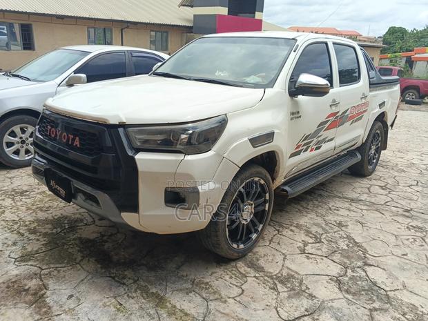 Toyota Hilux 2010 White