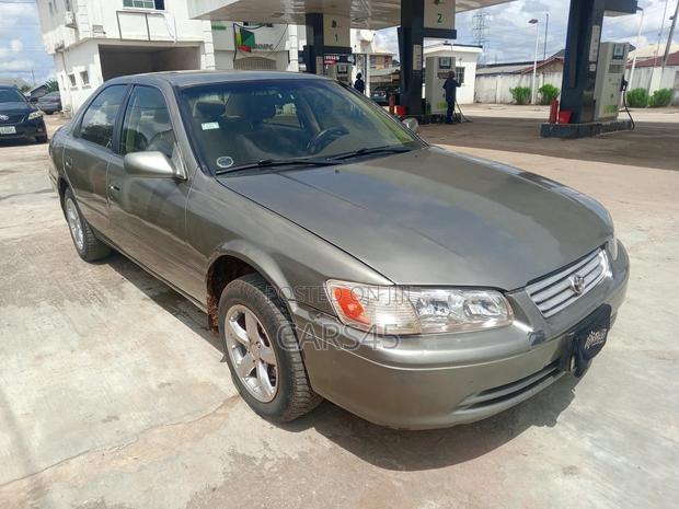 Toyota Camry 2000 Gray