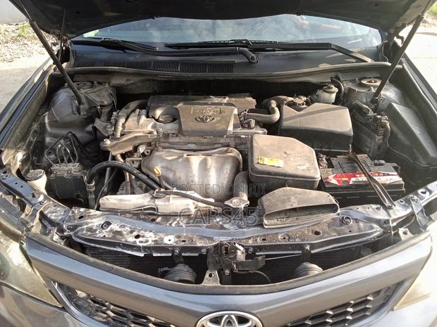 Toyota Camry SE V6 4dr Sedan (3.5L 6cyl 6A) 2012 Gray