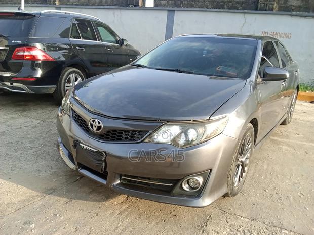 Toyota Camry SE V6 4dr Sedan (3.5L 6cyl 6A) 2012 Gray