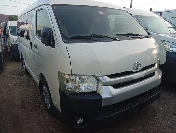 Toyota HiAce 2015 White