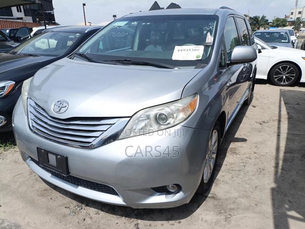 Toyota Sienna 2011 Silver