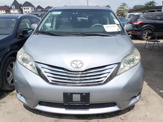 Toyota Sienna 2011 Silver