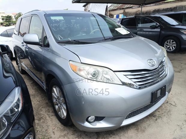 Toyota Sienna 2011 Silver