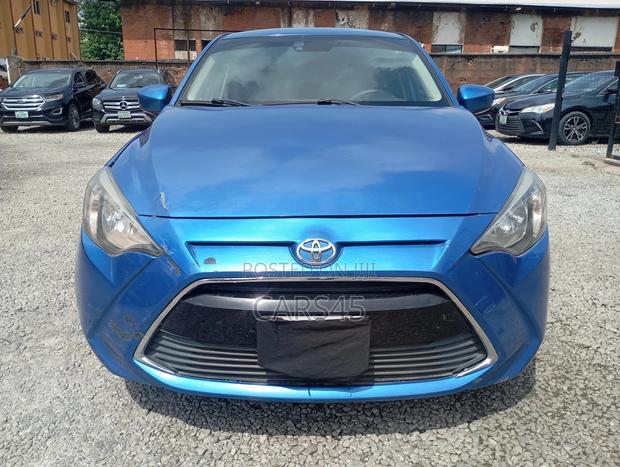 Toyota Yaris 2017 Blue