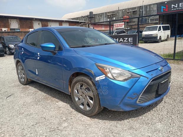 Toyota Yaris 2017 Blue