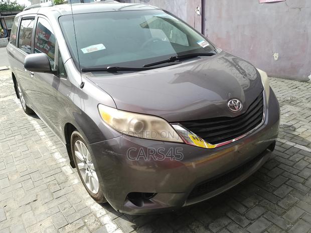 Toyota Sienna 2011 Gray