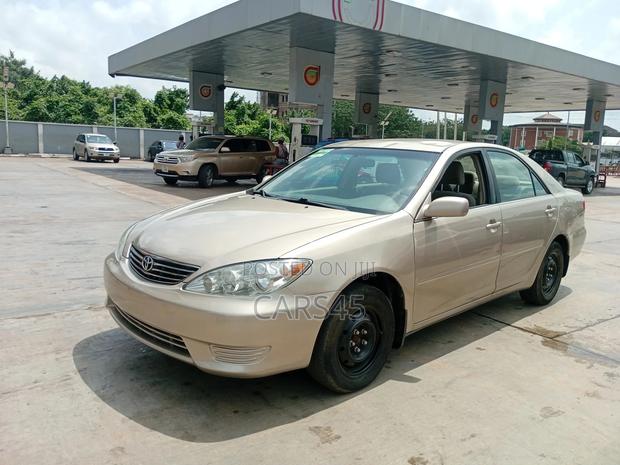 Toyota Camry 2005 Gold