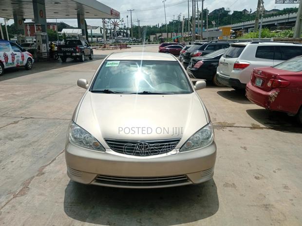 Toyota Camry 2005 Gold