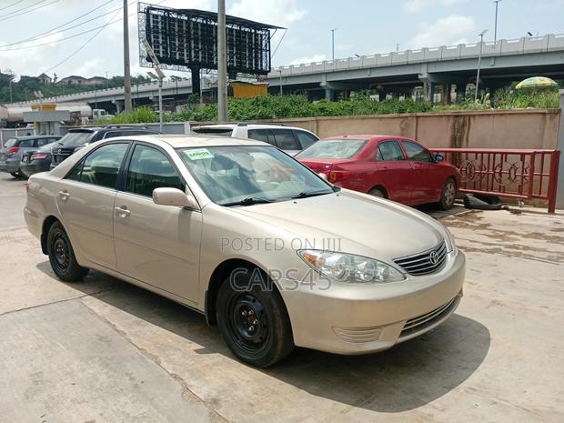 Toyota Camry 2005 Gold