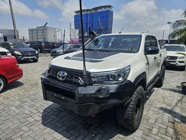 Toyota Hilux 2019 White