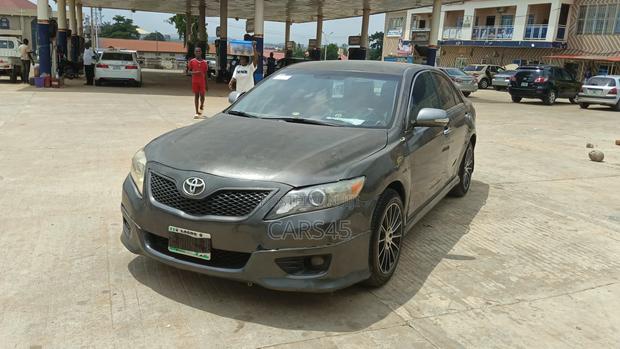 Toyota Camry SE 4dr Sedan (2.5L 4cyl 6A) 2011 Gray