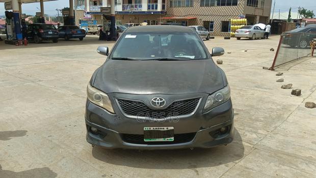 Toyota Camry SE 4dr Sedan (2.5L 4cyl 6A) 2011 Gray