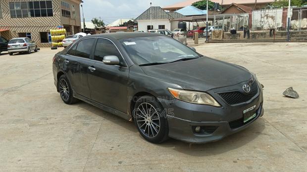 Toyota Camry SE 4dr Sedan (2.5L 4cyl 6A) 2011 Gray
