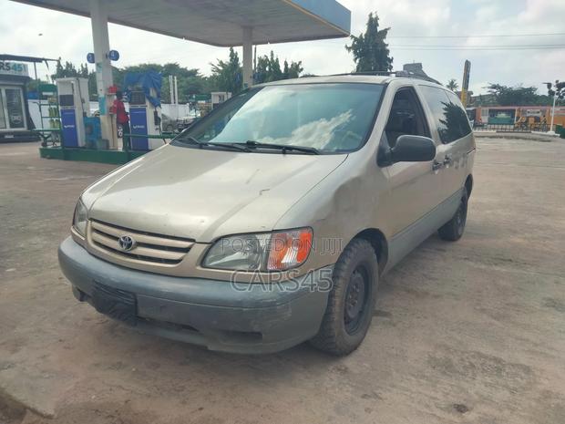 Toyota Sienna 2001 Gold