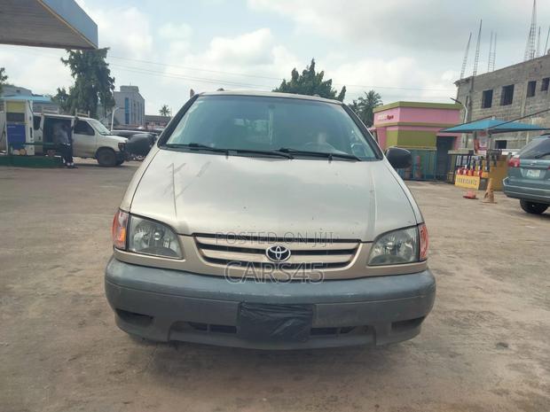 Toyota Sienna 2001 Gold