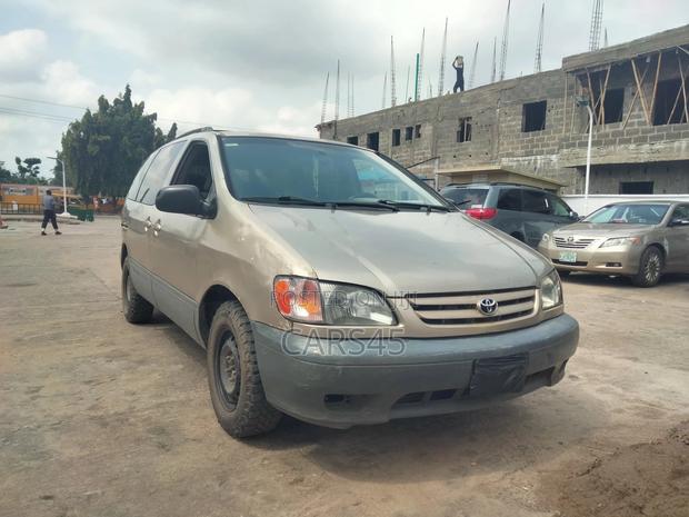 Toyota Sienna 2001 Gold
