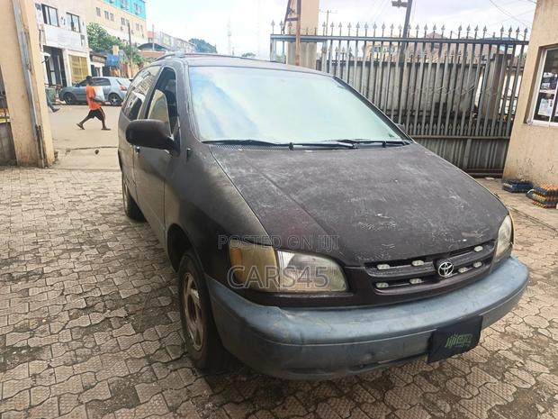 Toyota Sienna 2000 Red