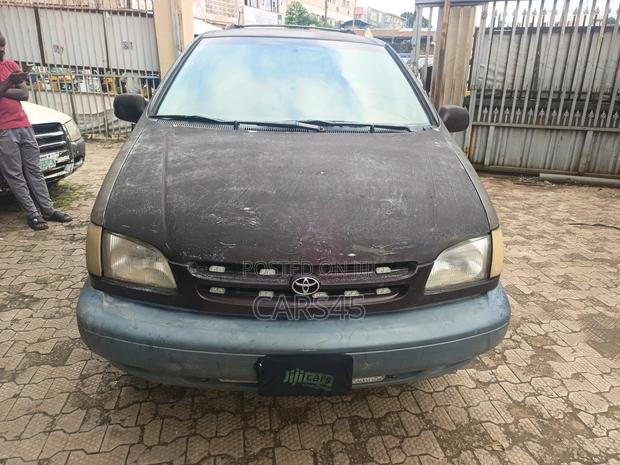Toyota Sienna 2000 Red