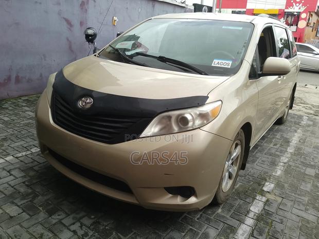 Toyota Sienna 2012 Gold