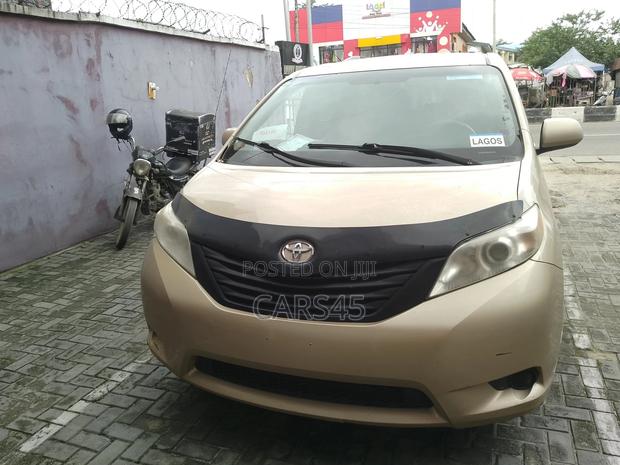 Toyota Sienna 2012 Gold