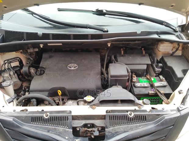 Toyota Sienna 2012 Gold