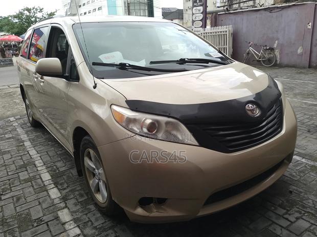 Toyota Sienna 2012 Gold