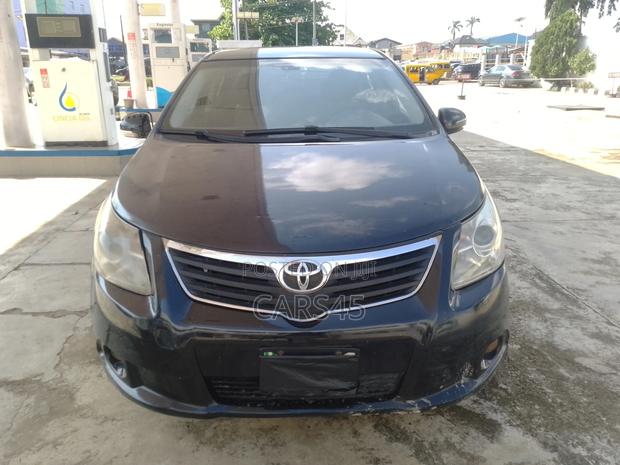 Toyota Avensis 2012 Black