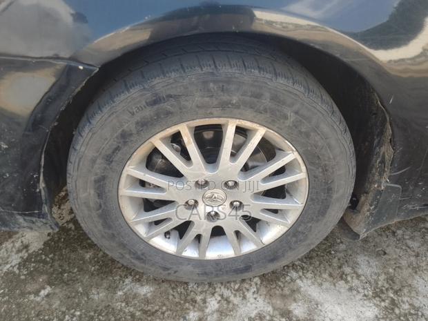Toyota Avensis 2012 Black