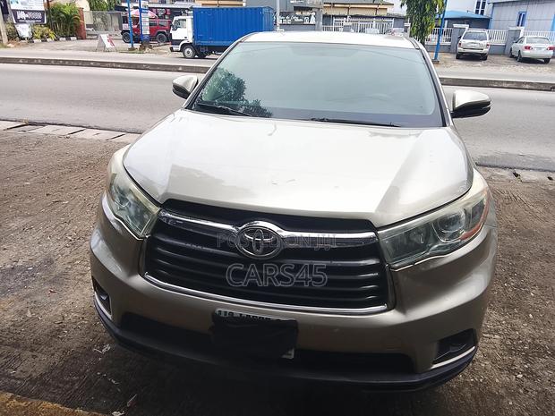 Toyota Highlander LE 4dr SUV (2.7L 4cyl 6A) 2015 Gold