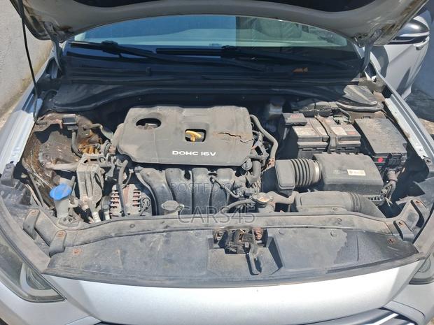 Hyundai Elantra 2017 Silver
